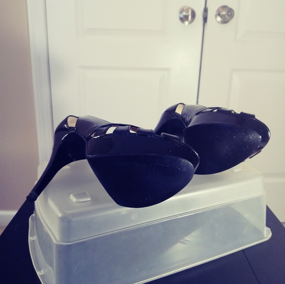 Guess Women's Black Heels - Picture 6 of 13